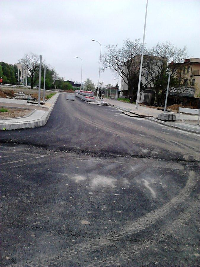 Pierwsza warstwa asfaltu na nowym fragmencie Lazurowej