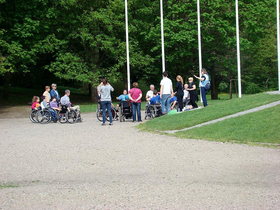 W pobliżu spotkanie grupy osób na wózkach . Mniej sprawni też potrafią się świetnie bawić