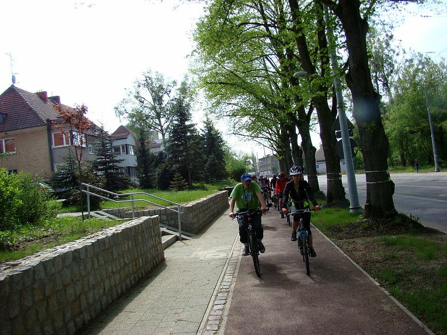 Suniemy jak po maśle nową ścieżką rowerową na ul. Arkońskiej