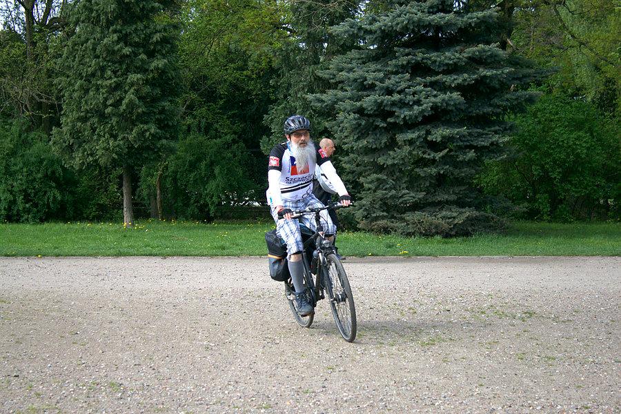 Kierownik zamieszania (czyt. wycieczki) dociera na start