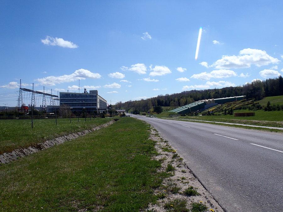 Świetlista linia nad elektrownią wodną w Czymanowie