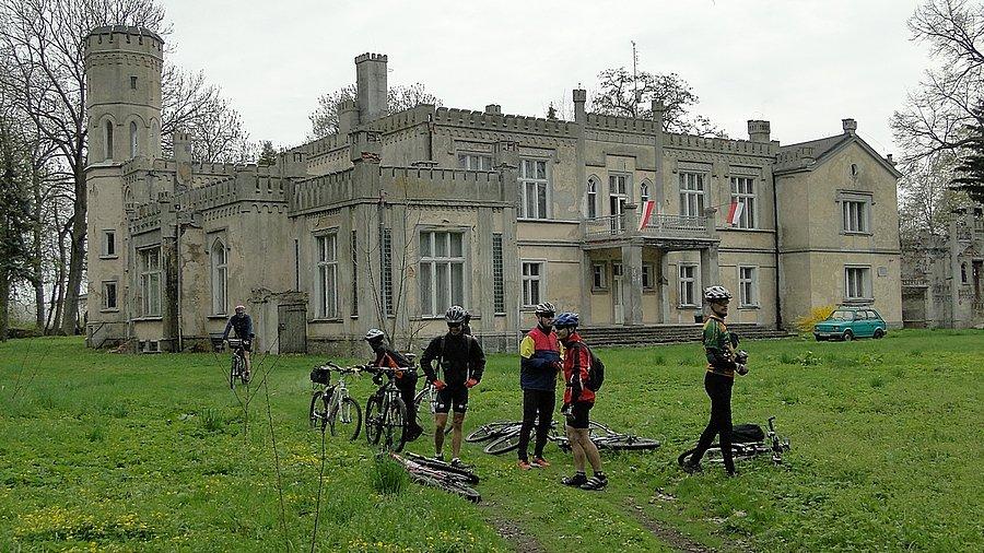 Z ekipą zwiedzamy pałac Rzewuskich w Arcugowie