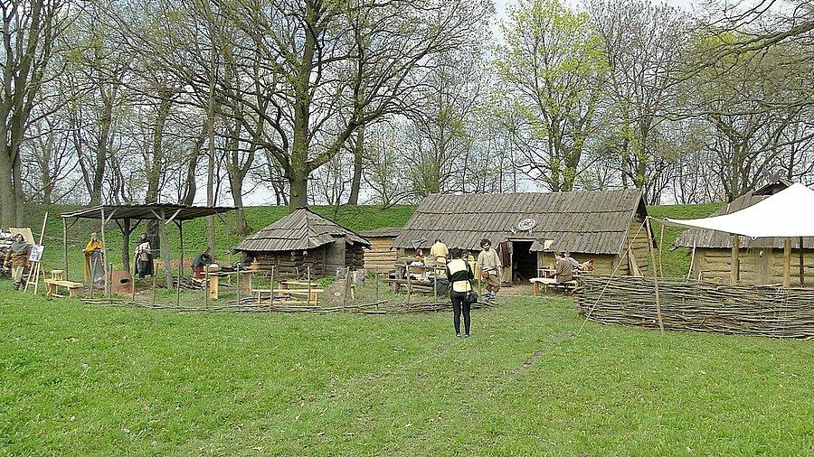 Rekonstrukcja średniowiecznych zabudowań