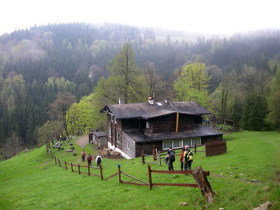 Schodzimy do schroniska Zygmuntówka (Góry Sowie)