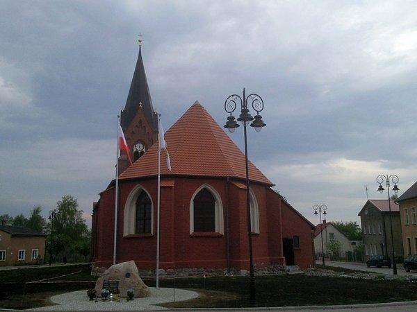 Odnowiony kościół w Nowym Warpie