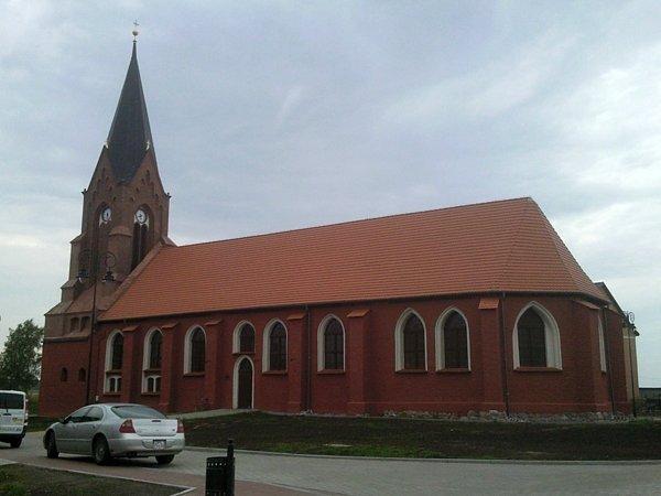 Odnowiony kościół w Nowym Warpie