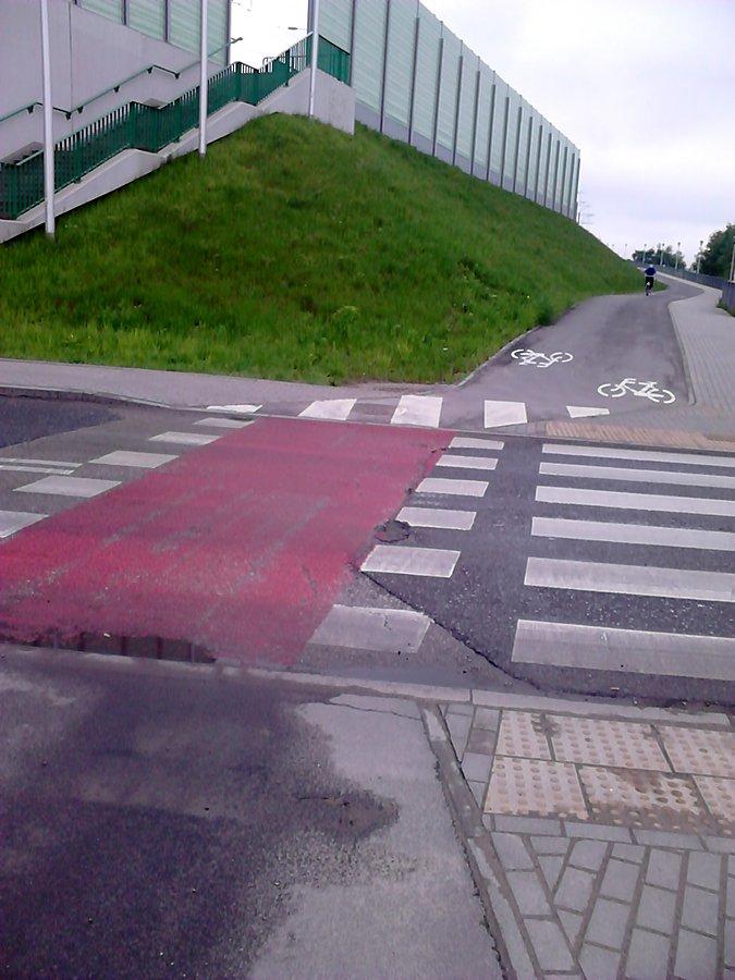 Zjazd z mostu wprost na ruchliwą jezdnię
