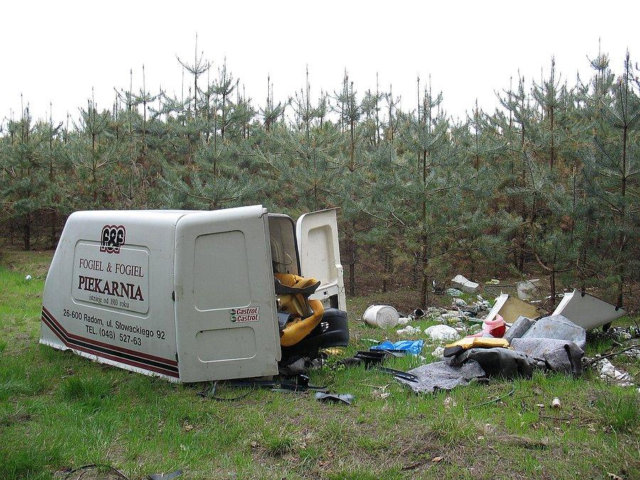 XV DyMnO - rozszabrowany samochód piekarni z Radomia, przy drodze na PK 10
