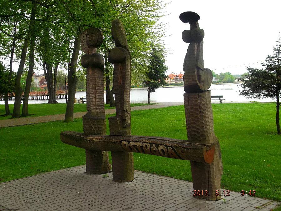 Ostróda, cel naszej wycieczki, drewniane rzeźby nad jeziorem