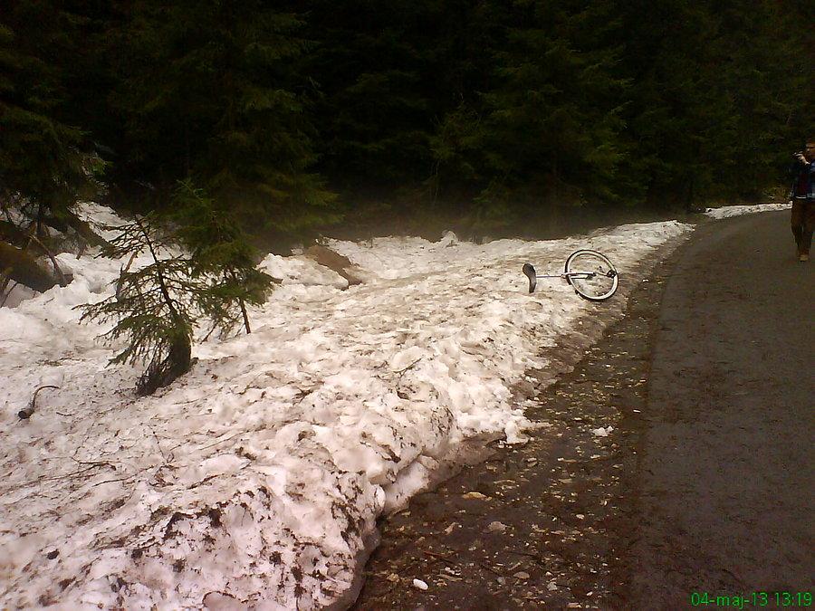 Parujący śnieg na trasie do Morskiego Oka