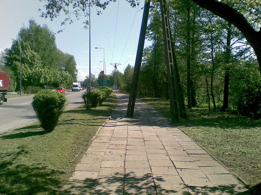 Uwaga na słupy w chodnniku :)