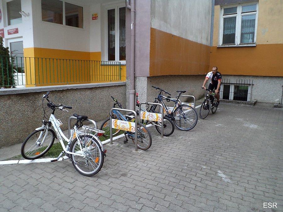 Stojaki rowerowe przy szkole
