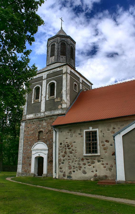 Zabytkowy kościół w Krępcewie - kamienno-ceglany z XV w., przebudowany w XVII i XVIII w