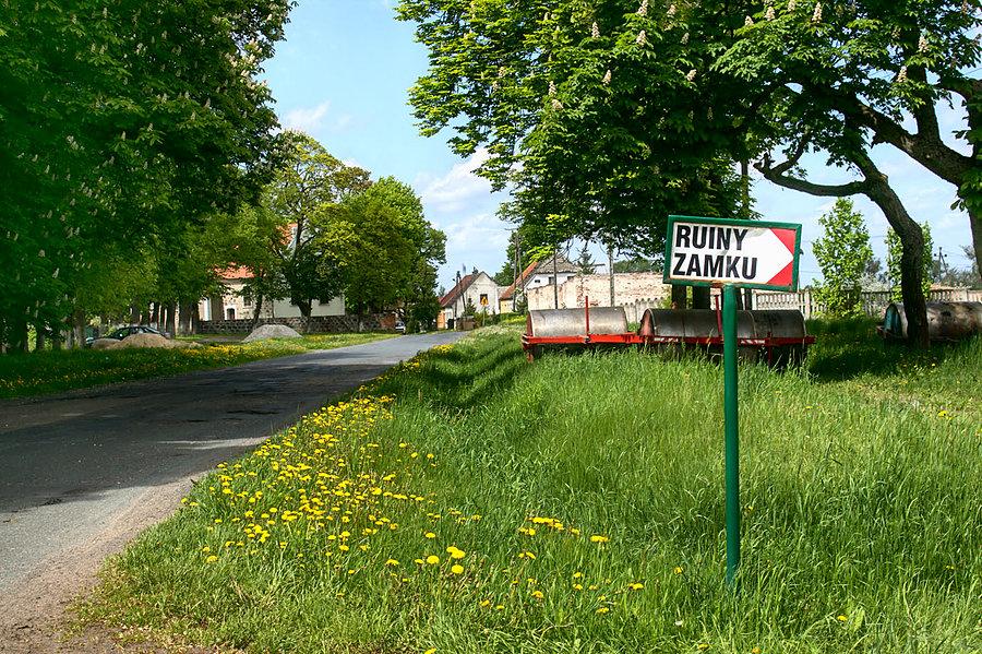 W prawo droga do ruin zamku Wedlów prowadzi