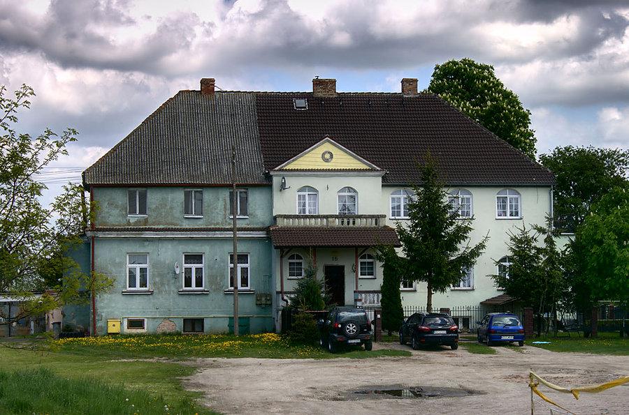 XIX-wieczny dwu-kondygnacyjny dwór w Kurcewie