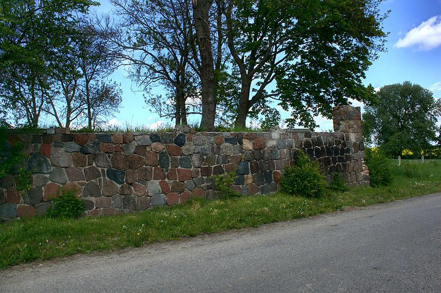 Po zniszczonym kościele pozostał szczątkowy mur okalający plac przykościelny