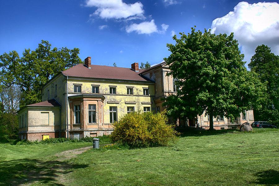 Opuszczony dworek z XIX wieku