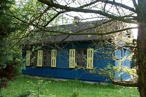Kolorowa chatka na końcu wsi