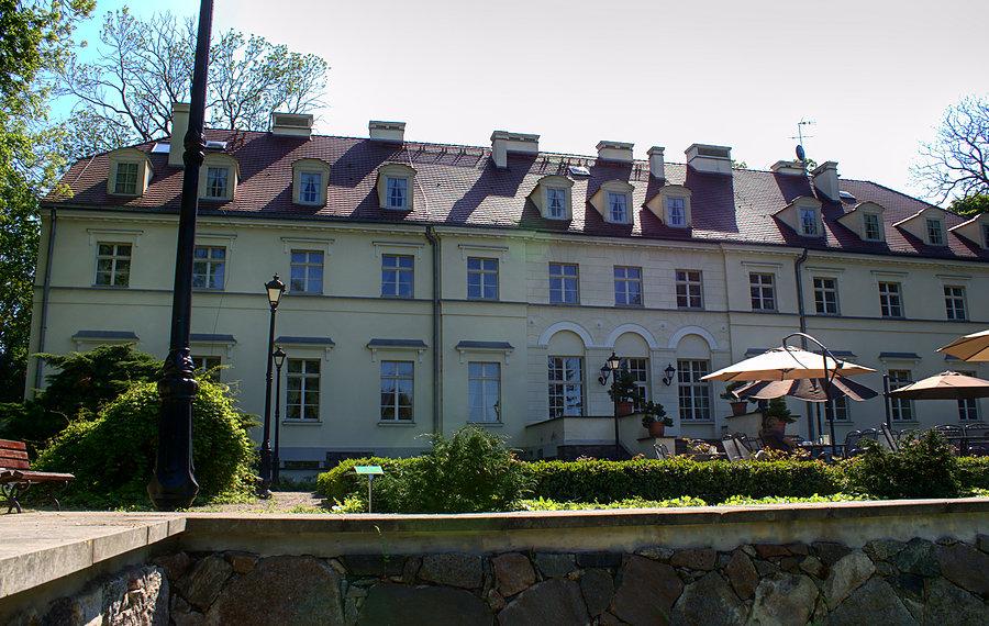 Pałac zabytkowy w Przelewicach – z XIX w., odrestaurowany i oddany do użytku w 2006 r.,