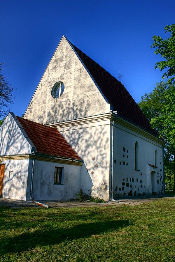 Niewielka kamienna świątynia we wsi Moskorzyn