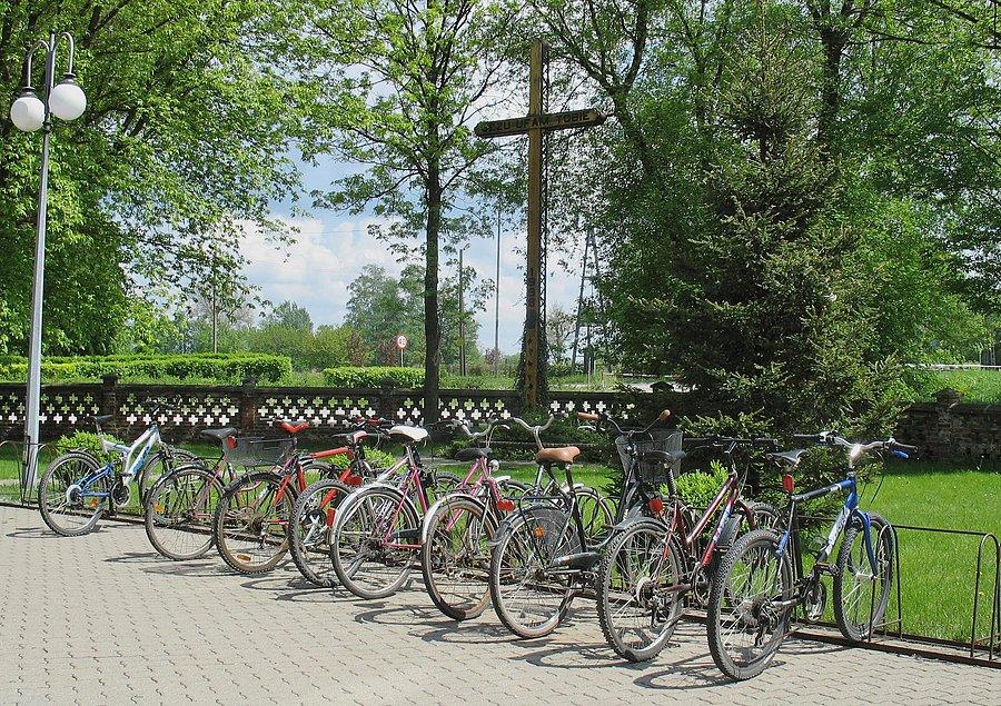 Przykościelny parking rowerowy w Mirkowie