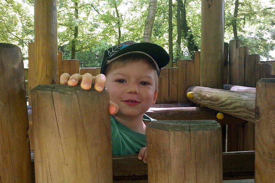 Kacper zadowolony, że na chwilę mógł zejść z fotelika i pobrykać