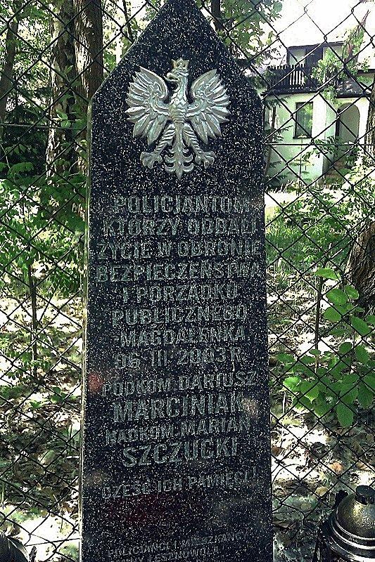 Tablica pamiątkowa poświęcona pamięci antyterrorystów którzy zginęli w Magdalence 6 III 2013