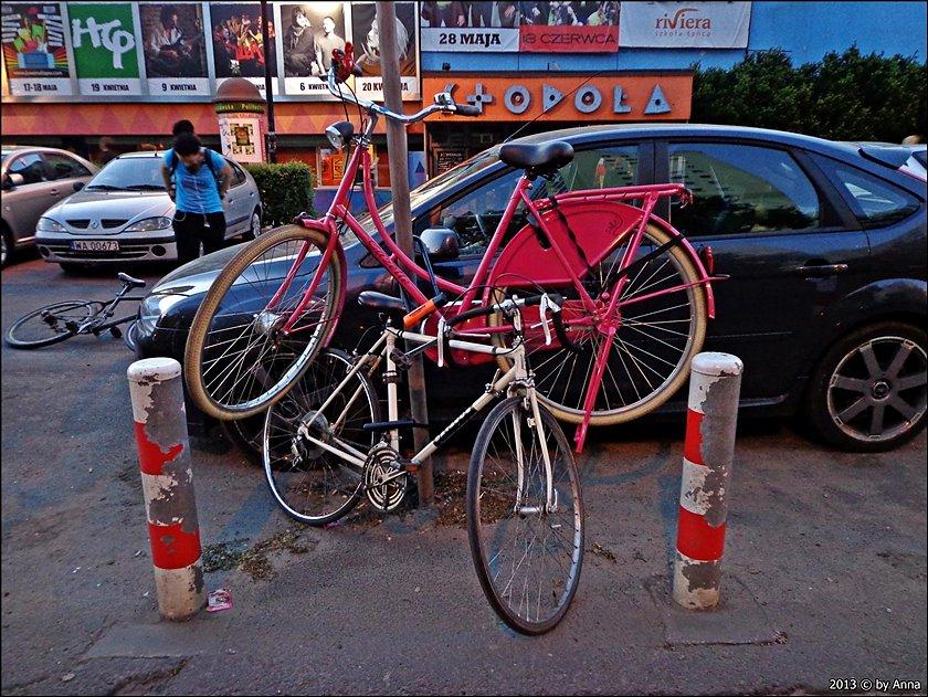 Dziwna konstrukcja przypięcia rowerów