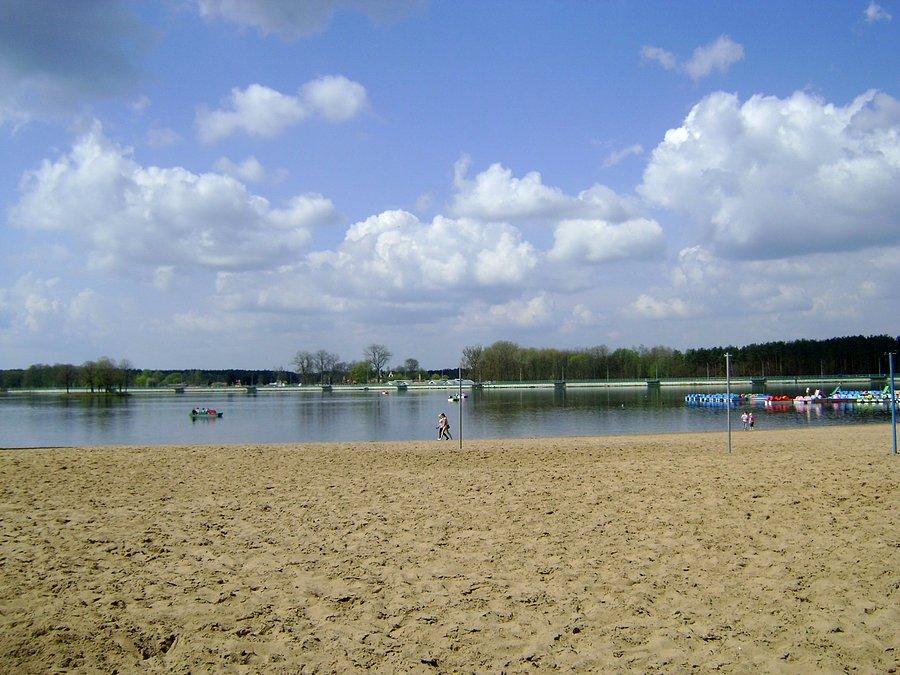 Początek sezonu turystycznego na plaży w Sielpi