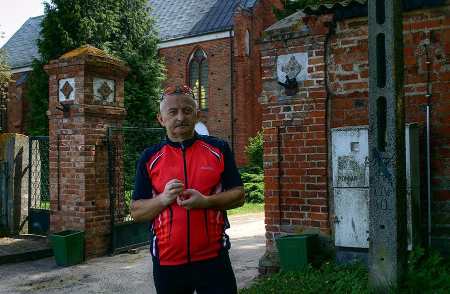 Przed kościołem w Marianowie