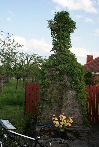 Murowany krzyż w Cekanowie
