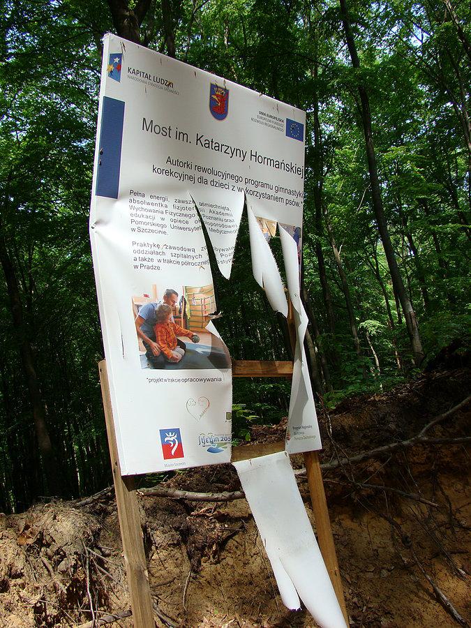 Bo tablica informacyjna jest zdemolowana