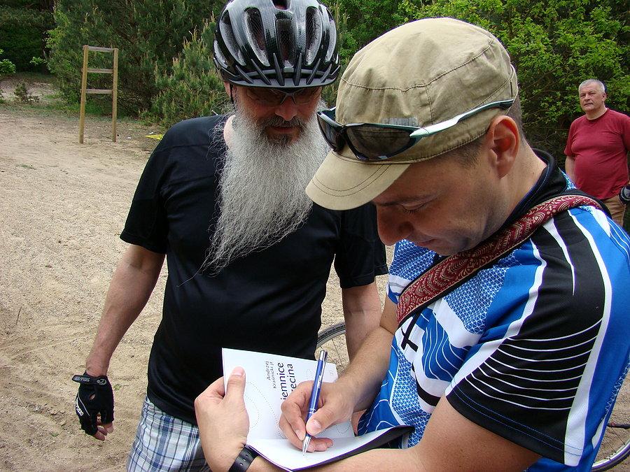 I tu historyczna chwila - dostaję autograf od przewodnika który jest autorem książki o ciekwaostkach Szczecina