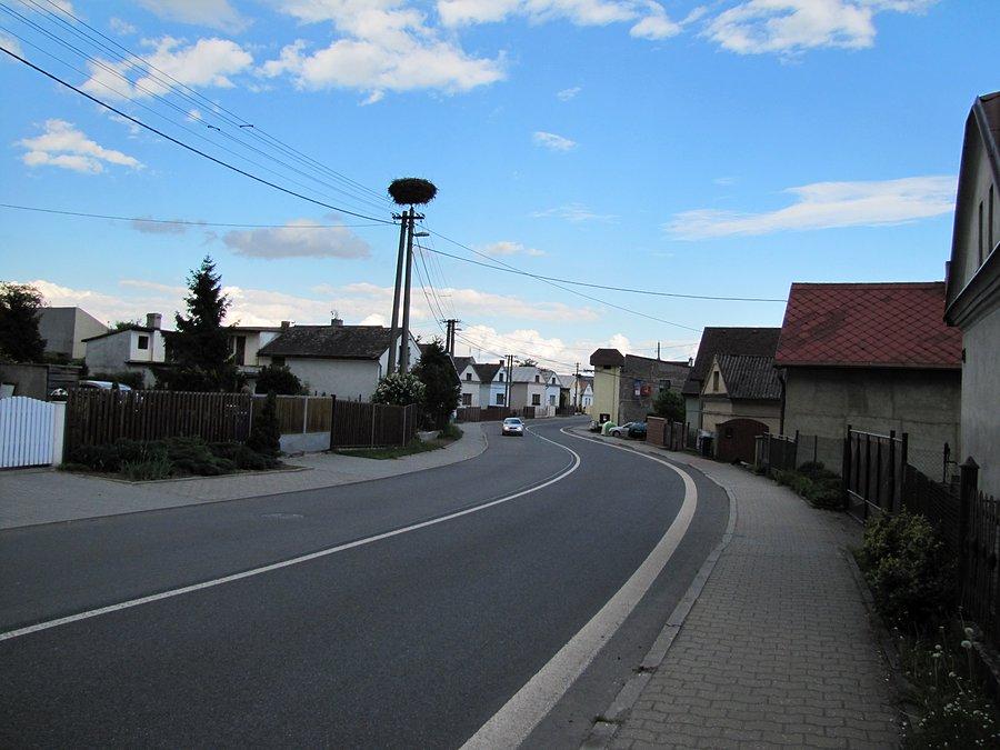 Kravare , pędzę do D. Benesova a za mną czarne chmury.