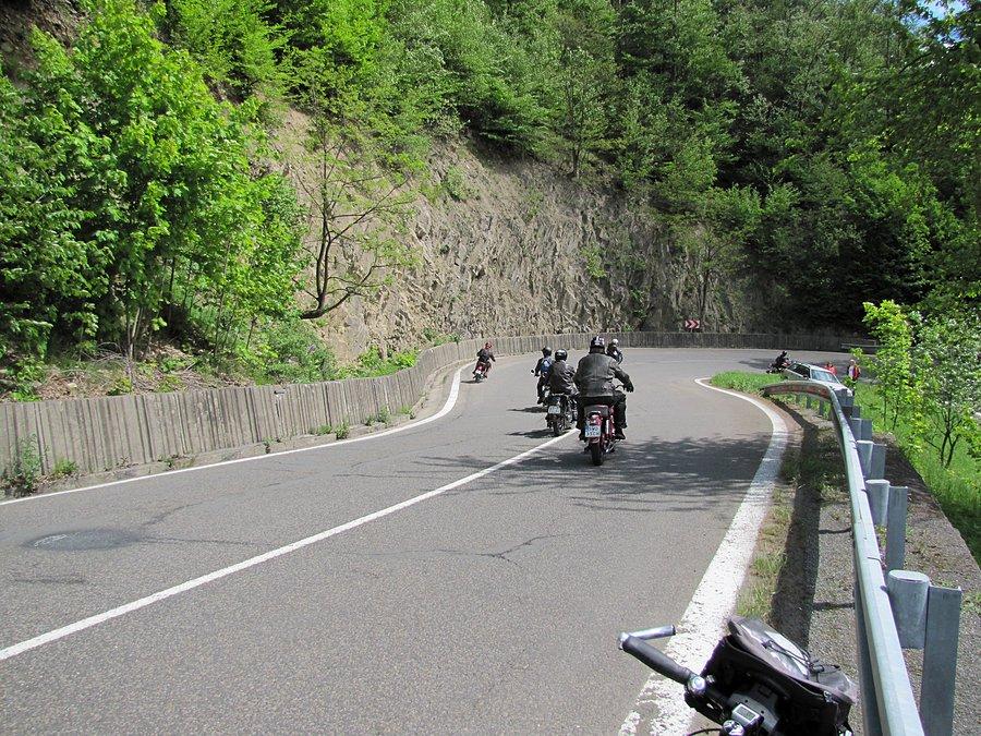 Zamykam peleton motocyklistów