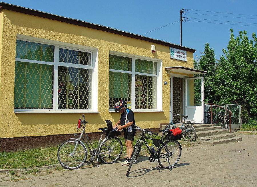 Tankowanie bidonów na drogę powrotną do domu