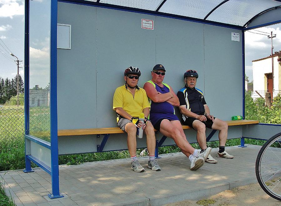 Odpoczynek w cieniu przystanku autobusowego