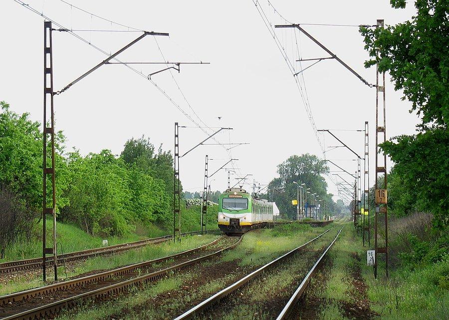 Rusza pociąg z przystanku Dawidy
