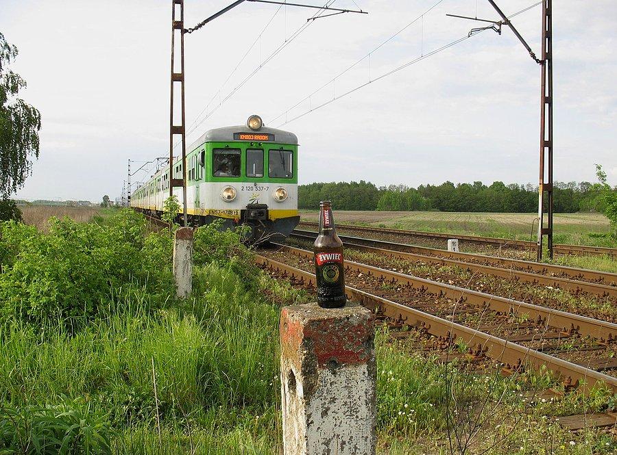 Pociąg mija stary przejazd z porterkiem