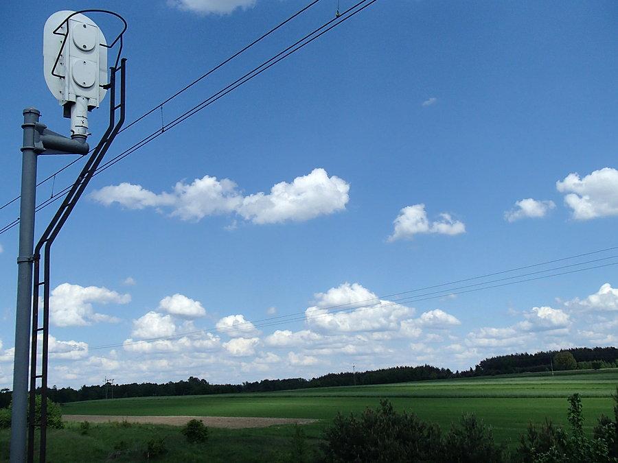 Widok na pole przy przejeździe kolejowym