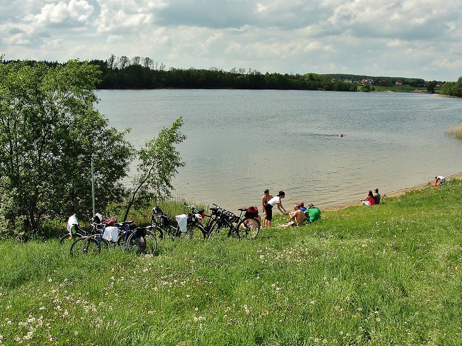 Ekipa z Tczewa plażuje nad jeziorem Godziszewskim