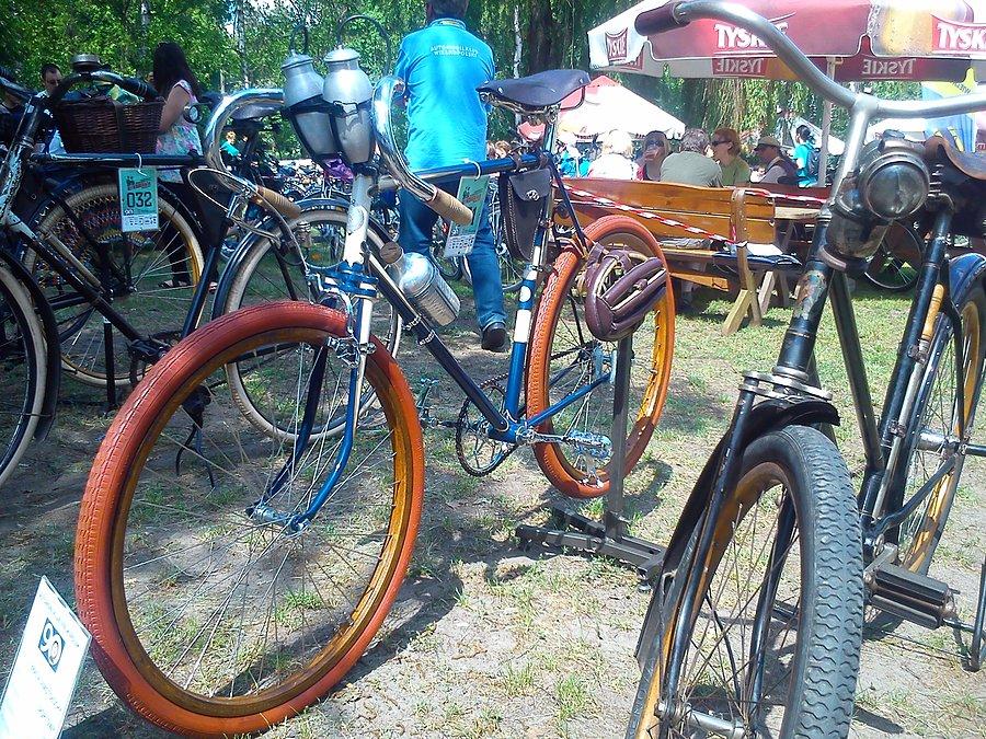 Wyścigówka na drewnianych felgach