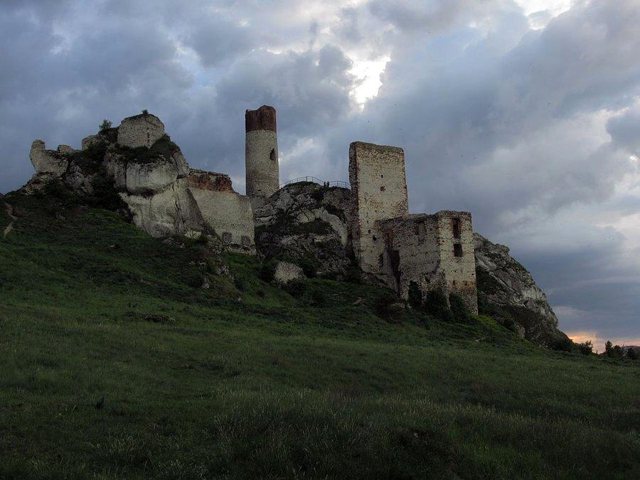Złowrogie chmury nad zamkiem