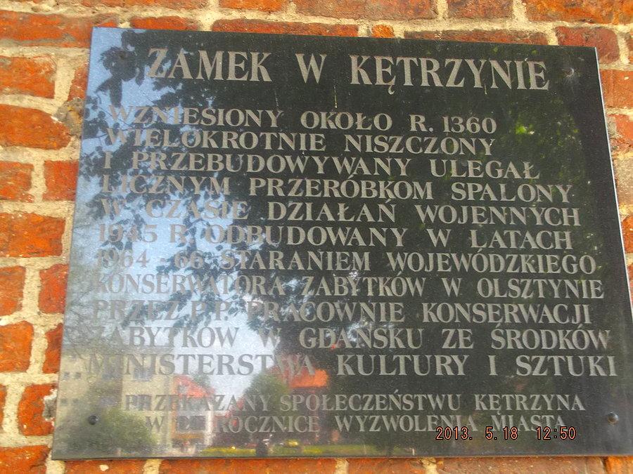 Tablica informacyjna na ścianie zamku