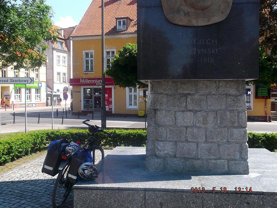 Zflustrowany i zły pod pomnikiem założyciela miasta Kętrzyny