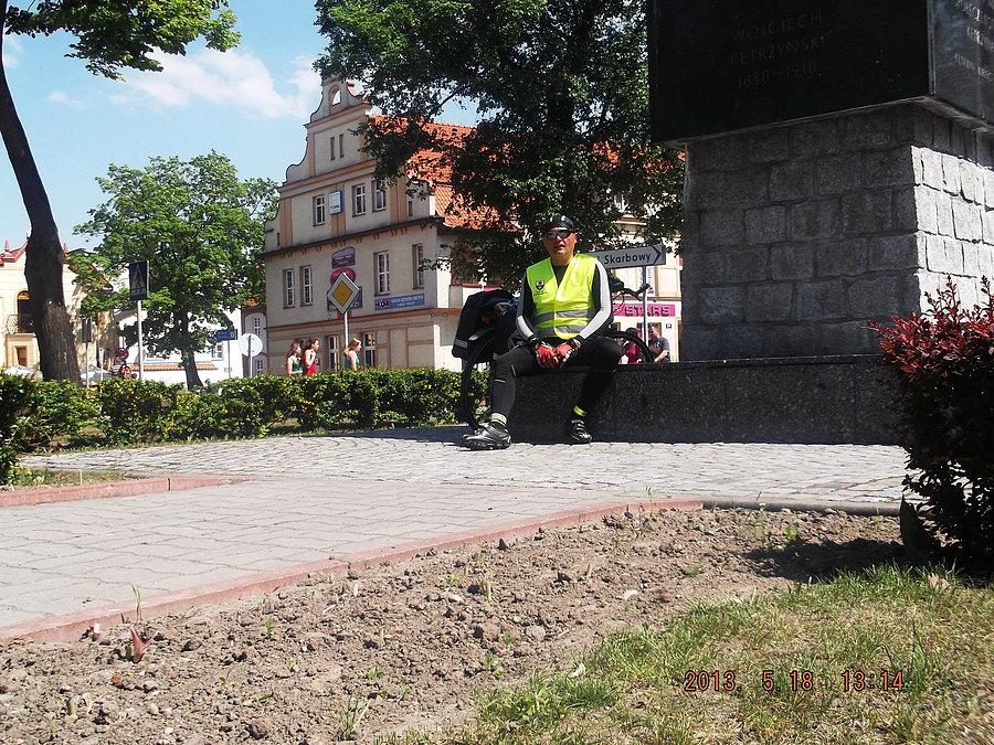 Zflustrowany i zły pod pomnikiem założyciela miasta Kętrzyny