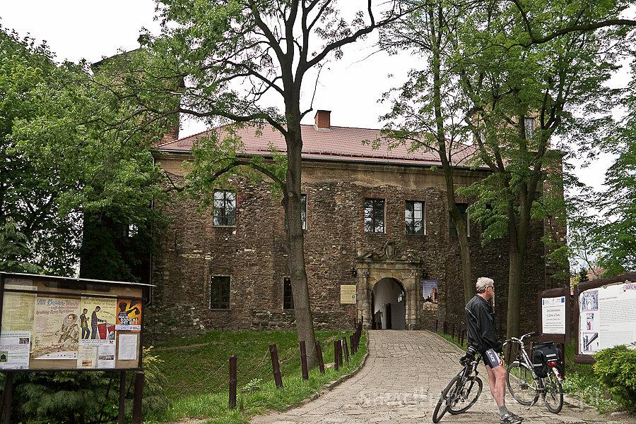 Przed bramą wjazdową