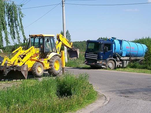 Się utknęło, Się wyciąga, się drogę blokuje. I po co się było pchać tuż pod opróżniany zbiornik? Można było wszystko załatwić z szosy, a tak jest akcja