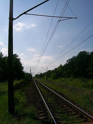 Poprzeczny szlak kolejowy również pusty