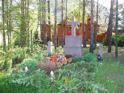 Zagadka nr 2- czyj to pomnik, a może nagrobek położony w Pracach Dużych? Litery niestety zatarł czas